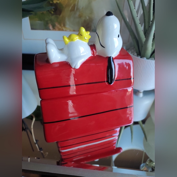 PEANUTS X RAE DUNN SNOOPY and WOODSTOCK Christmas Doghouse Cookie/Treat Jar 2023 - Picture 10 of 12